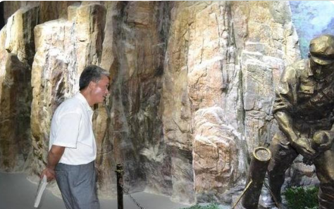 他將紅旗插在老山主峰，退役生活困難政府幫助，他說：我很知足