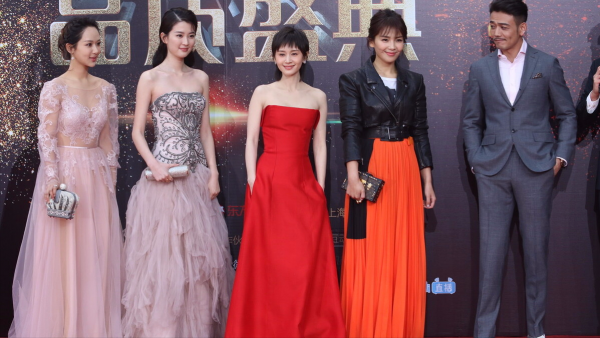 劉濤楊爍私下相處被“曝光”，兩人片場毫不避諱手拉手