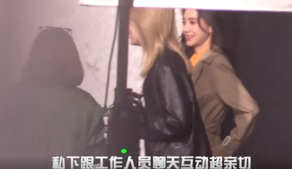 Angelababy攝影棚片場花絮:五官精緻氣質出眾,兒子小海綿甜蜜探班 Angelababy攝影棚片場花絮:五官精緻氣質出眾,兒子小海綿甜蜜探班