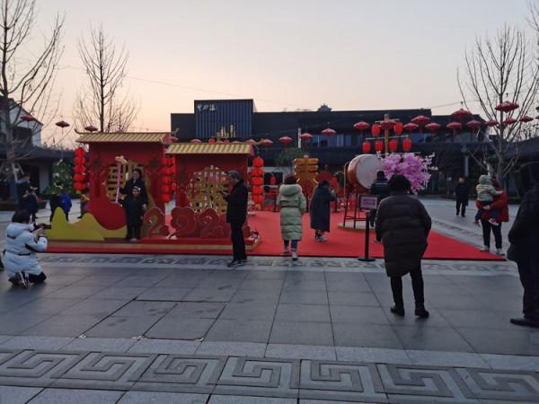 踏青早行人 作者：張鎖龍