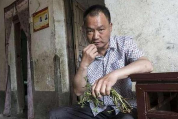 龔清孝：因口渴無意吃了一把草，從此上癮戒不掉，34年吃了40噸草