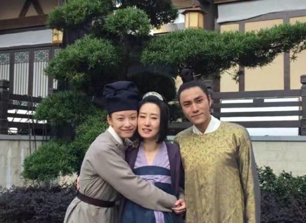 45歲劉敏濤曬殺青照，被王硯輝摟懷裡好親密，陳坤暴瘦腿細成竹竿