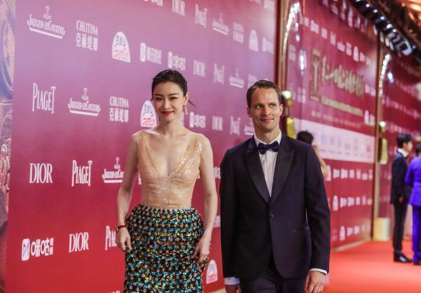 倪妮太會挑衣服了，穿上裸色的服裝，遠看還挺有女人味的