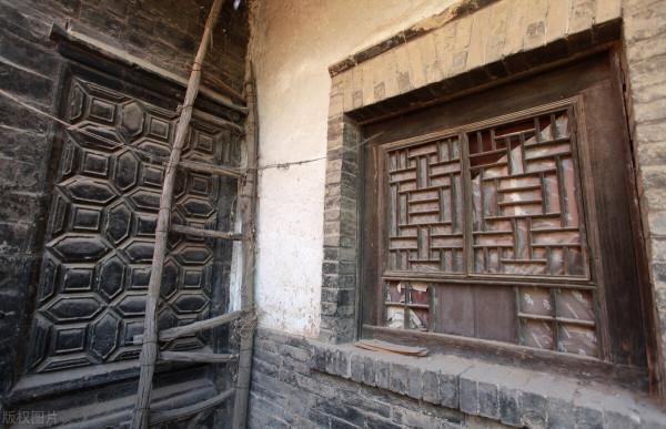 民間故事：屠夫五十二歲去世，伸出兩根手指，讀懂的兒媳自救一命