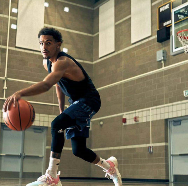 楊少俠和女友近照，23歲拿1.7億頂薪，大學就熱戀很甜蜜