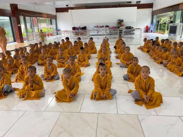 越南180高帥小夥明明可以當明星開豪車,卻偏要當和尚養棄嬰? 越南180高帥小夥明明可以當明星開豪車,卻偏要當和尚養棄嬰?