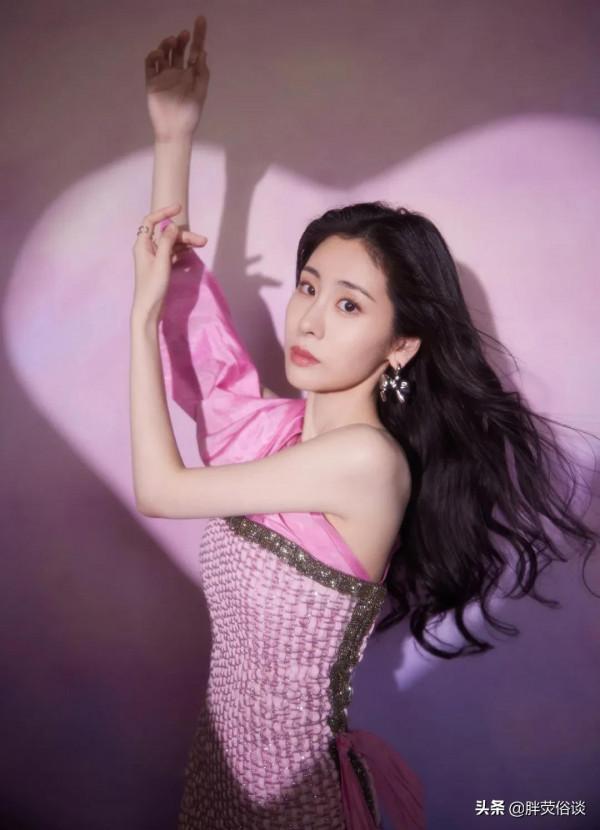 張碧晨一身現代裝很大氣，就是眼光不太好喜歡上了華晨宇