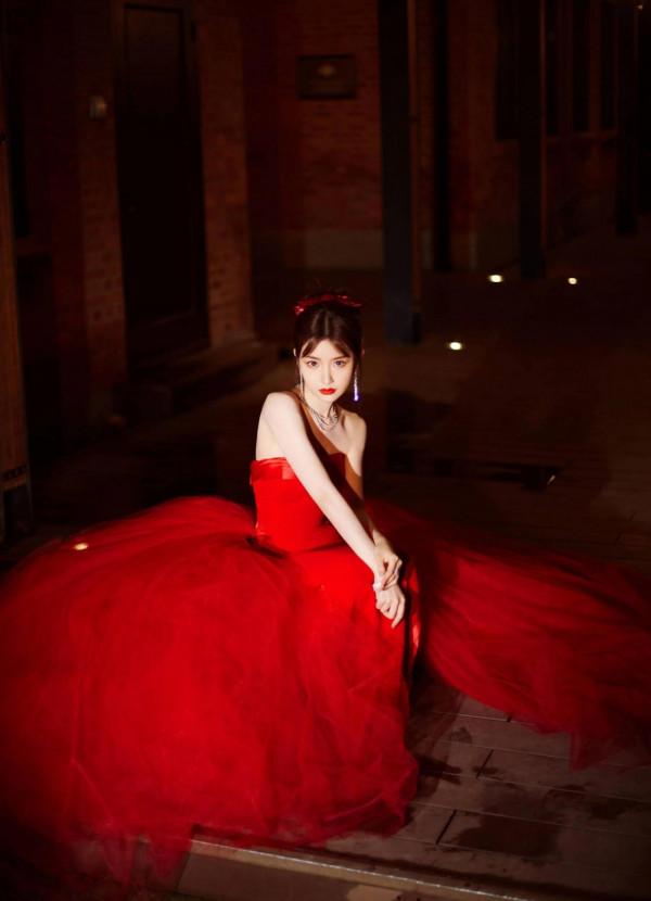 毛曉彤可以是甜美可愛的鄰家妹妹,也可以是主宰舞臺的霸氣女王 毛曉彤可以是甜美可愛的鄰家妹妹,也可以是主宰舞臺的霸氣女王