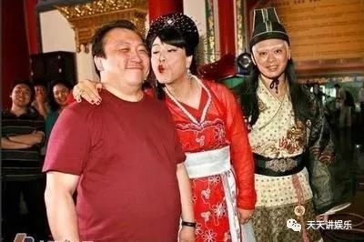 明星片場休息花絮多，你忍到第幾張不笑？喝水時慎入笑噴不負責