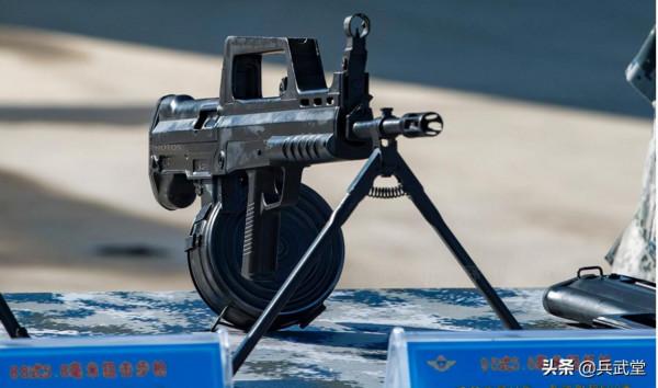 201型班機和95輕機並存?看外形不像同一時代,95更像重槍管步槍 201型班機和95輕機並存?看外形不像同一時代,95更像重槍管步槍