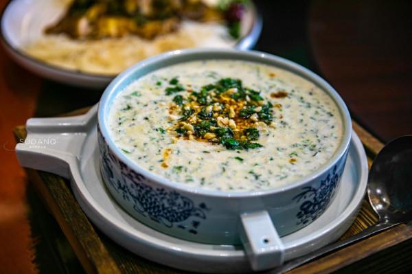 這個建在三峽大壩旁的小城，實力很強卻很低調，擁有大美風光風物