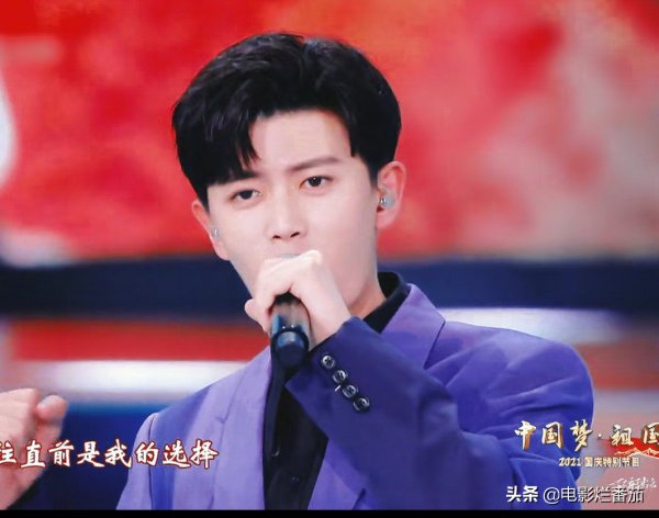 明星穿搭迎國慶，劉嘉玲富貴牡丹，金晨潑墨紅裙，朱一龍公子無雙