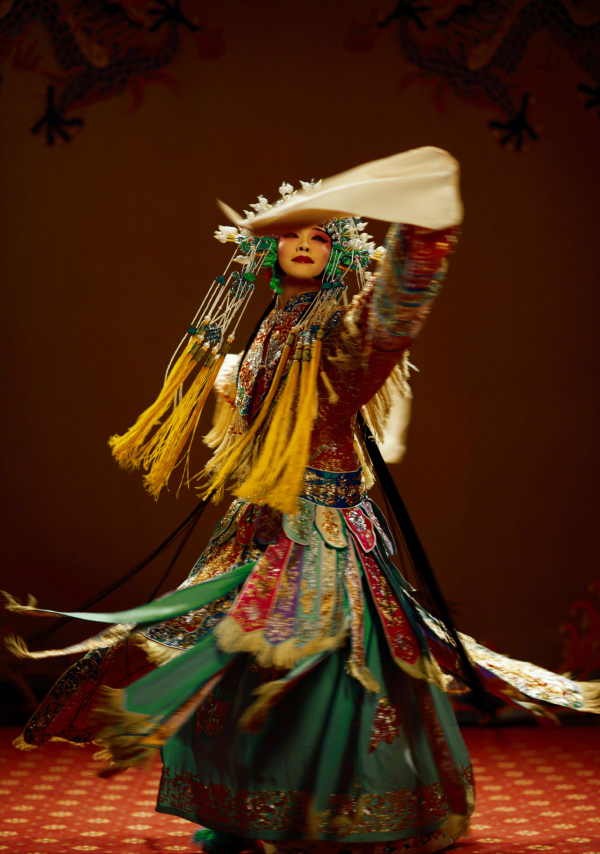 從“服務員”到“貴妃”，被辱罵的20年間，李玉剛究竟經歷了什麼