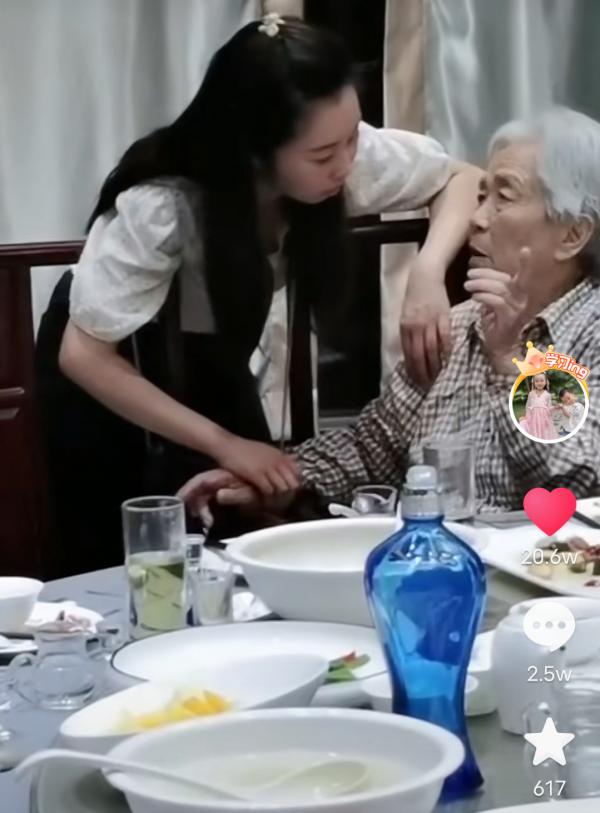 有愛的一幕！田靜與許姥姥同桌吃飯，一個不經意的動作令人感動