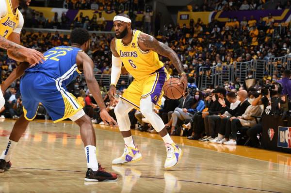 歐文8代多配色曝光，LBJ19金紫色來襲，還有一款“鬆糕鞋”？