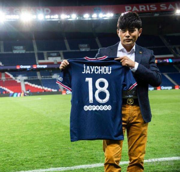 天王待遇!巴黎官方曬周杰倫18號球衣照:音樂頑童亮相王子公園 天王待遇!巴黎官方曬周杰倫18號球衣照:音樂頑童亮相王子公園