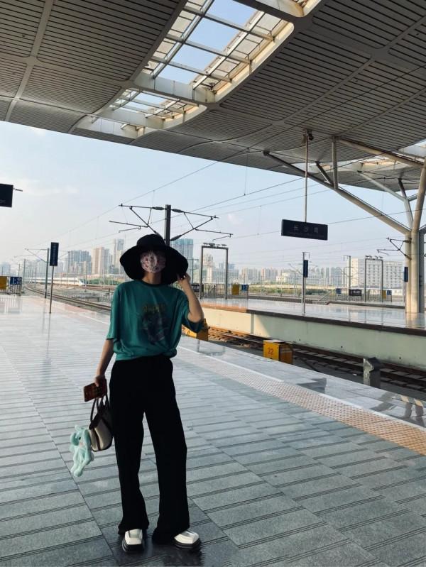 吳昕都38歲了，仍愛走“小姑娘路線”，穿短裙減齡又俏皮