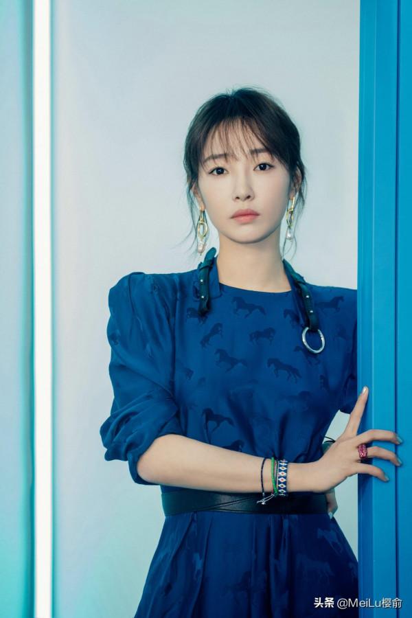 白百何自信的笑容真美，氣質靈動，迷人有魅力