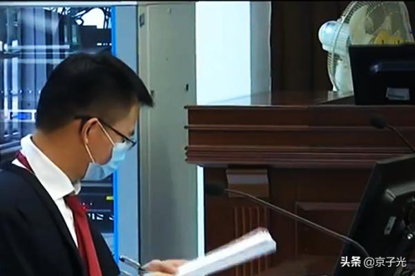 廣西一男子修路不留排水溝,鄰居掄大錘怒砸水泥路:你初一我十五 廣西一男子修路不留排水溝,鄰居掄大錘怒砸水泥路:你初一我十五