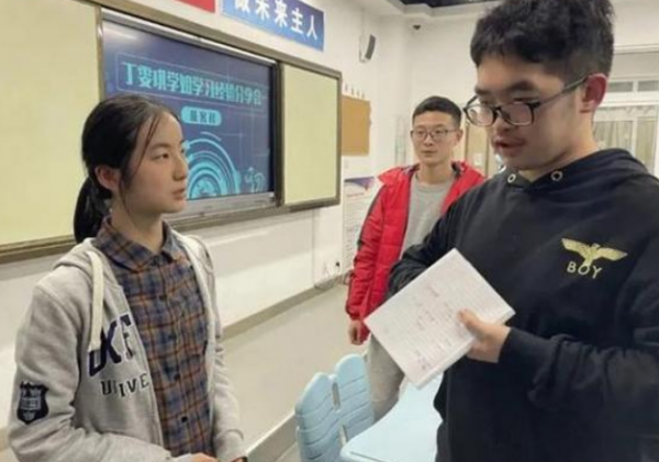 安徽17歲“天才少女”，被8所名校青睞，採訪時說的話惹國人怒贊