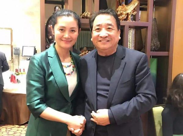 徒孫也好,女兒也罷,姜昆摟著女士腰拍照,本就失禮之舉 徒孫也好,女兒也罷,姜昆摟著女士腰拍照,本就失禮之舉