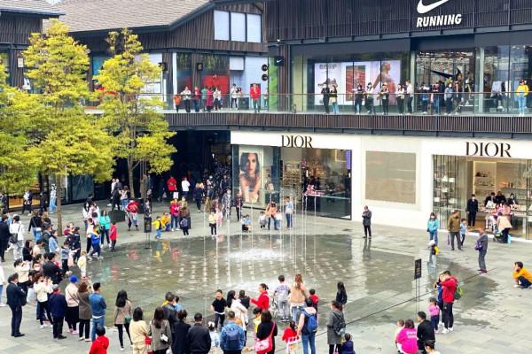 1年有150天住酒店，44次旅行，47次飛行！這江南女子怎麼做到的？