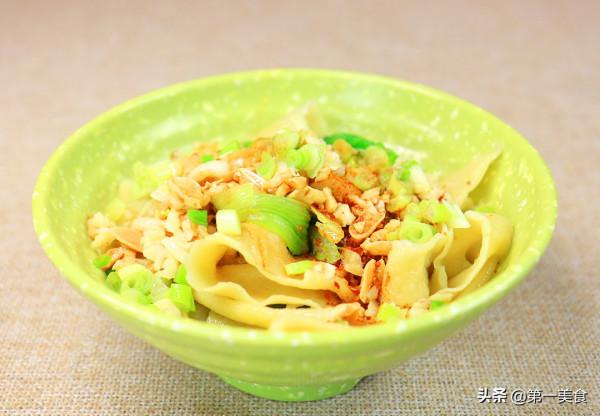 廚師長教你油潑面做法，麵條熱油一潑，麻辣鮮香，連吃三碗不過癮