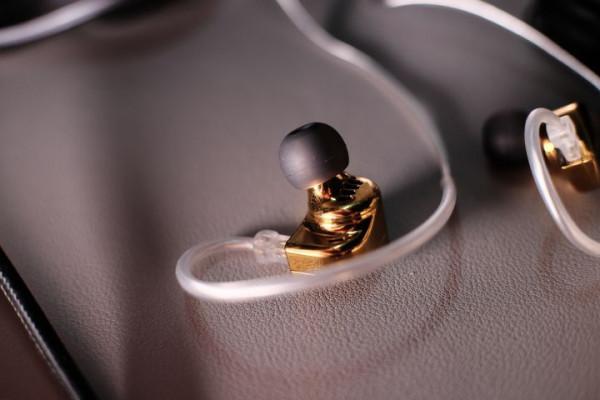 「屑嚯」成為一束光 - 水月雨 光 入耳式耳機 「屑嚯」成為一束光 - 水月雨 光 入耳式耳機