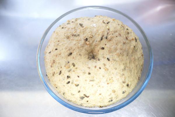 想吃歐包有啥難的，懶人做法烤出6個多谷麵包，2天的早餐不愁了