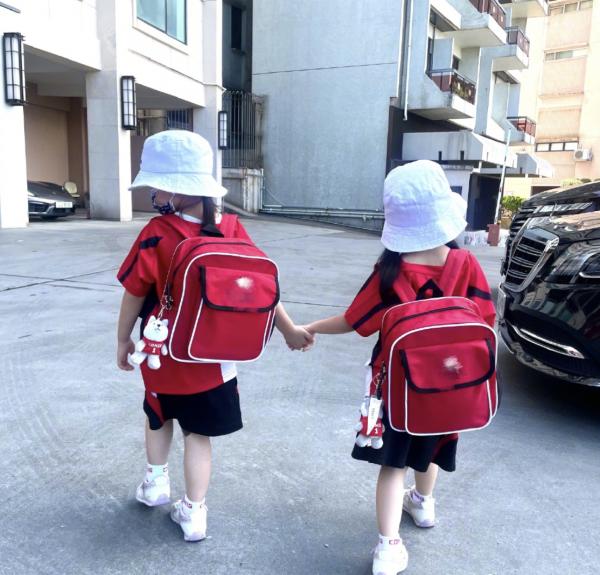 熊黛林曬與雙胞胎女兒過中秋,陽臺上做紙燈籠,母女三人開心比耶 熊黛林曬與雙胞胎女兒過中秋,陽臺上做紙燈籠,母女三人開心比耶