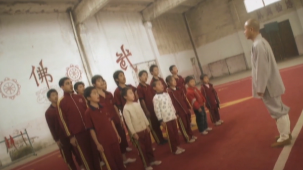 美國小哥挑戰少林功夫，被小師傅一拳打到鼻血長流，直言：太后悔