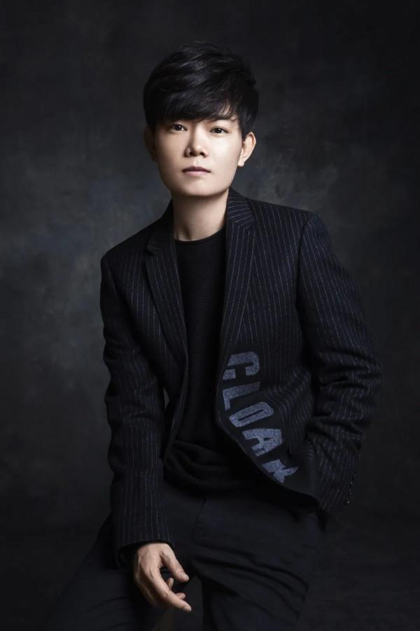 以沉靜之形 構築有趣真我 以沉靜之形 構築有趣真我