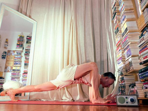 伸展蜥蜴尾弓步式Uttana Pristhasana