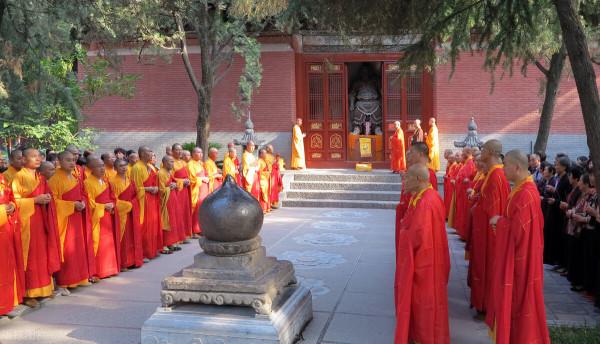 佛道第一次相爭，當場氣死2人，620名道士棄道從佛