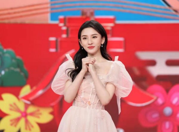 春晚女星戰袍大PK：李宇春時尚，趙麗穎最美，張小斐的大衣上熱搜