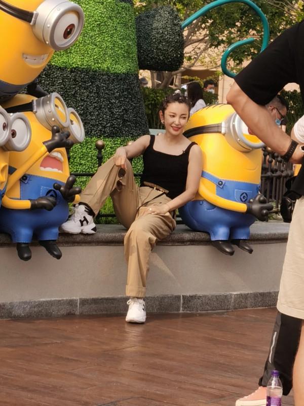 網友環球影城偶遇李冰冰,厚背粗手臂顯雄壯,滿頭髒辮嘻哈範十足 網友環球影城偶遇李冰冰,厚背粗手臂顯雄壯,滿頭髒辮嘻哈範十足