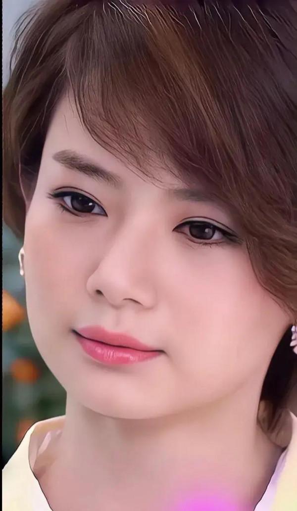 演員戚薇美照歡迎觀看