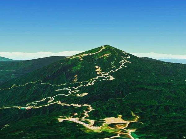 鵝凰嶂，陽江第一高峰，位於廣東省陽江市和茂名市三縣、市交界處