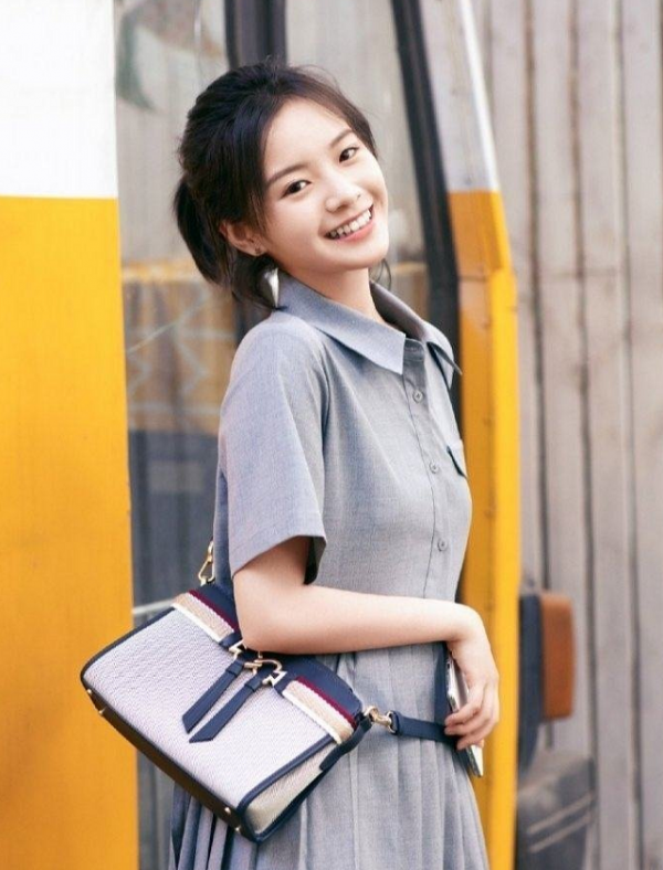 多大年紀就穿多大衣服，00後李庚希穿得太成熟，像是偷媽媽衣服