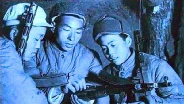 八路軍彈藥打光了,一個地主跑來說:我家還有十幾箱,隨便用 八路軍彈藥打光了,一個地主跑來說:我家還有十幾箱,隨便用