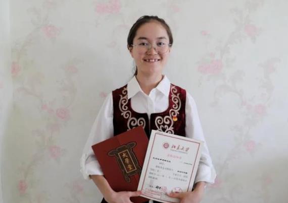 新疆女孩高考被北京大學錄取,就讀的高中曝光,引起爭議不斷 新疆女孩高考被北京大學錄取,就讀的高中曝光,引起爭議不斷
