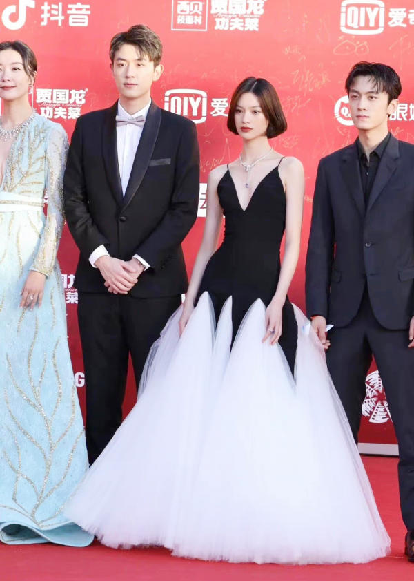 在百花叢中，選出了7位候選人，盤點她們整一年的紅毯造型