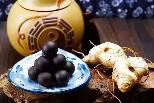 虛火內動，補腎清火反傷脾胃，遵《內經》：腎苦燥急食辛以潤之