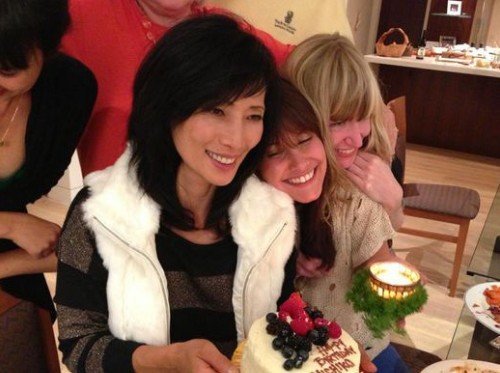 西協美智子：酷似山口百惠，靠肌肉和打戲走紅，63歲和兒子像姐弟