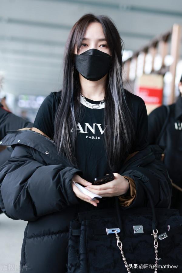 街拍：孟佳穿廓形羽絨服時髦有型，全黑裝扮美麗時尚