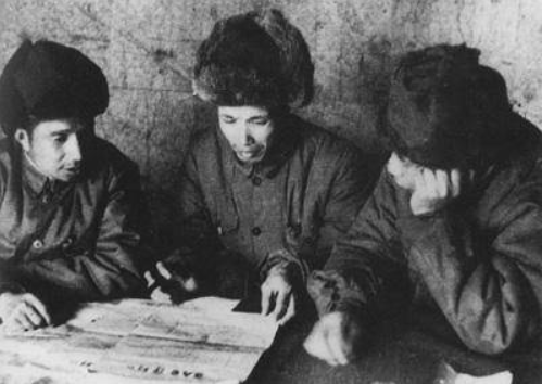 淮海戰役時,俘虜兵太多一時沒我軍軍裝,粟裕心生一計:帽子代替 淮海戰役時,俘虜兵太多一時沒我軍軍裝,粟裕心生一計:帽子代替