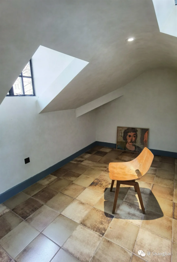 在莫蘭迪色的洋房裡看中古傢俱展