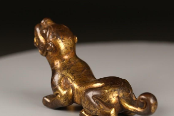 山東一古墓出現金龍玉席,其中還有一刀一劍,墓主人嘴中含有龍珠 山東一古墓出現金龍玉席,其中還有一刀一劍,墓主人嘴中含有龍珠