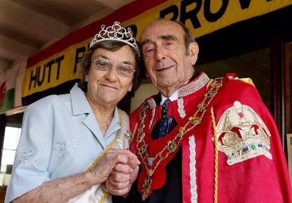 “以卵擊石”萊納德：帶23人建立國家，開拖拉機對抗澳大利亞50年