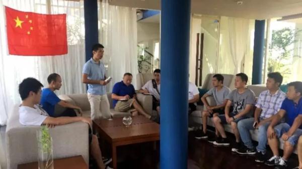 柬埔寨這群蓬頭垢面的“流浪漢”,竟是中國警察 柬埔寨這群蓬頭垢面的“流浪漢”,竟是中國警察